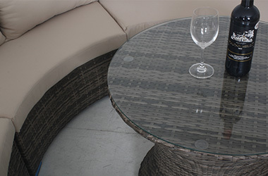WYHS-T243 5-секционный круговой объемный открытый диван-кровать из коричневого ротанга со столом и бежевыми подушками