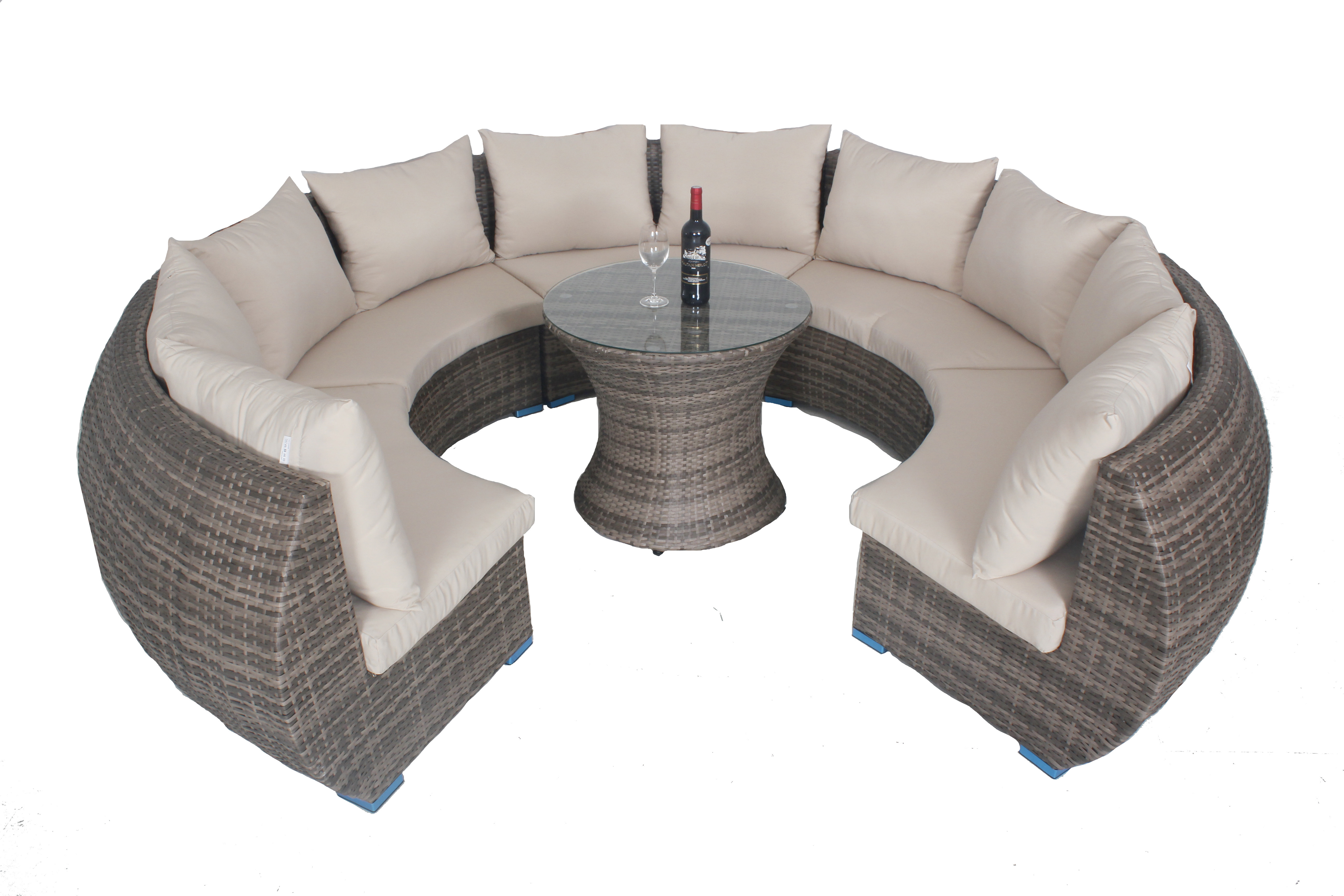 WYHS-T243 5-секционный круговой объемный открытый диван-кровать из коричневого ротанга со столом и бежевыми подушками
